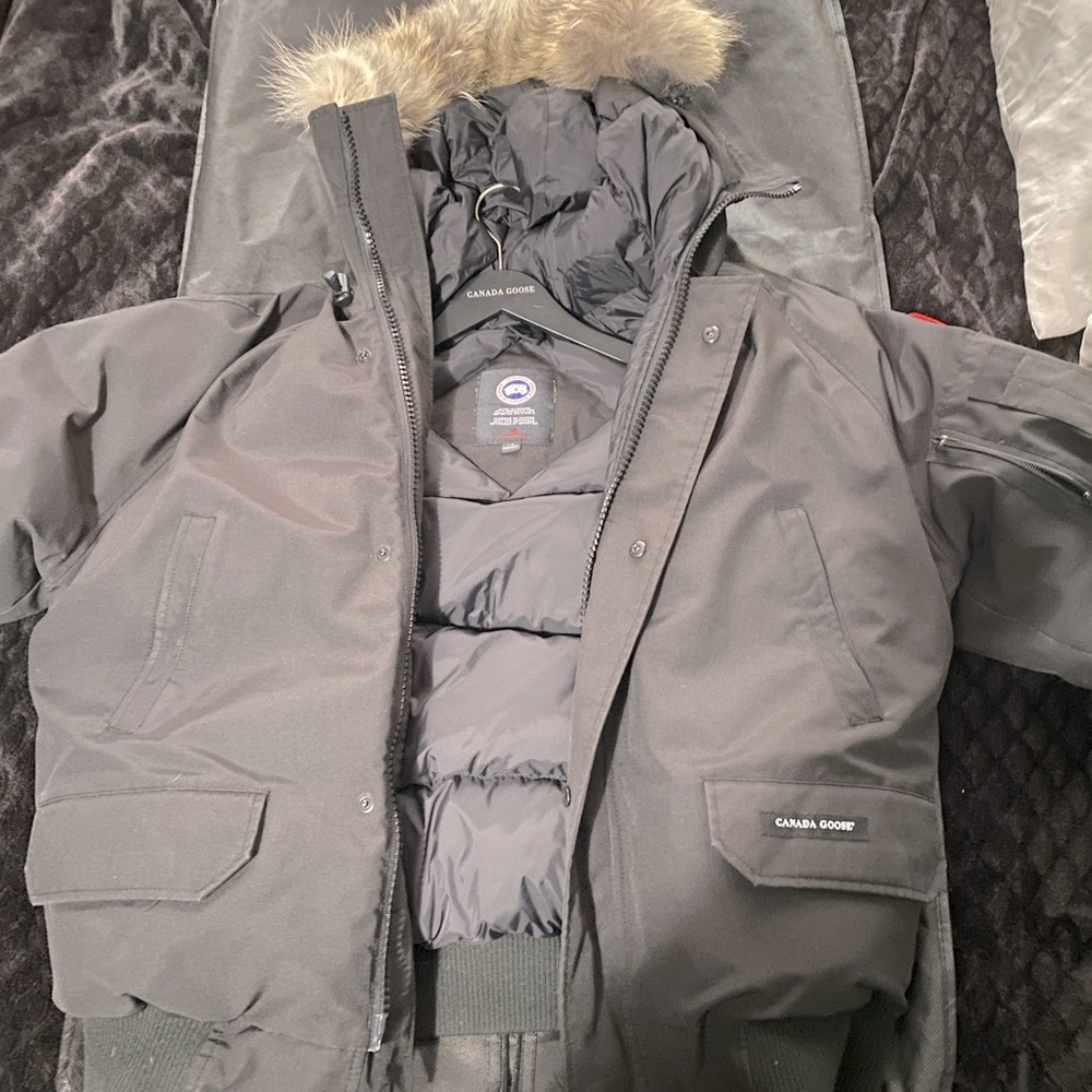 Comes with receipt ,dust bag ,and warranty